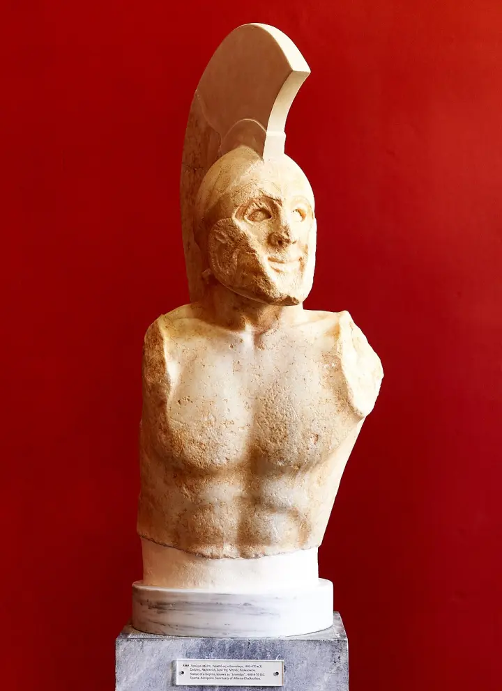 A marble statue of a helmeted Spartan hoplite, known as Leonidas