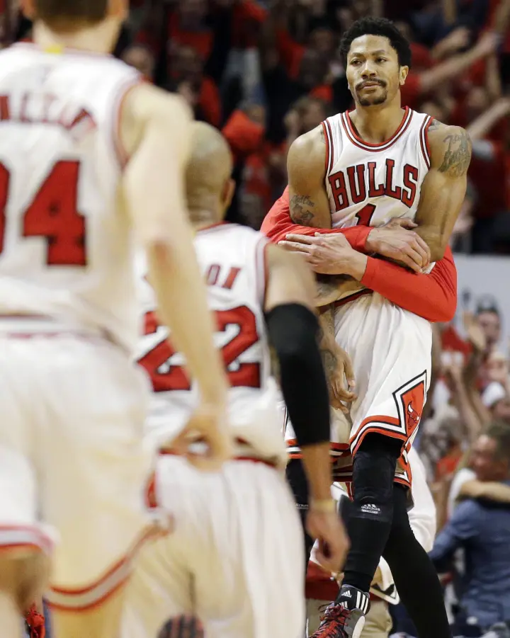 Derrick Rose mobbed by teammates after his buzzer-beater